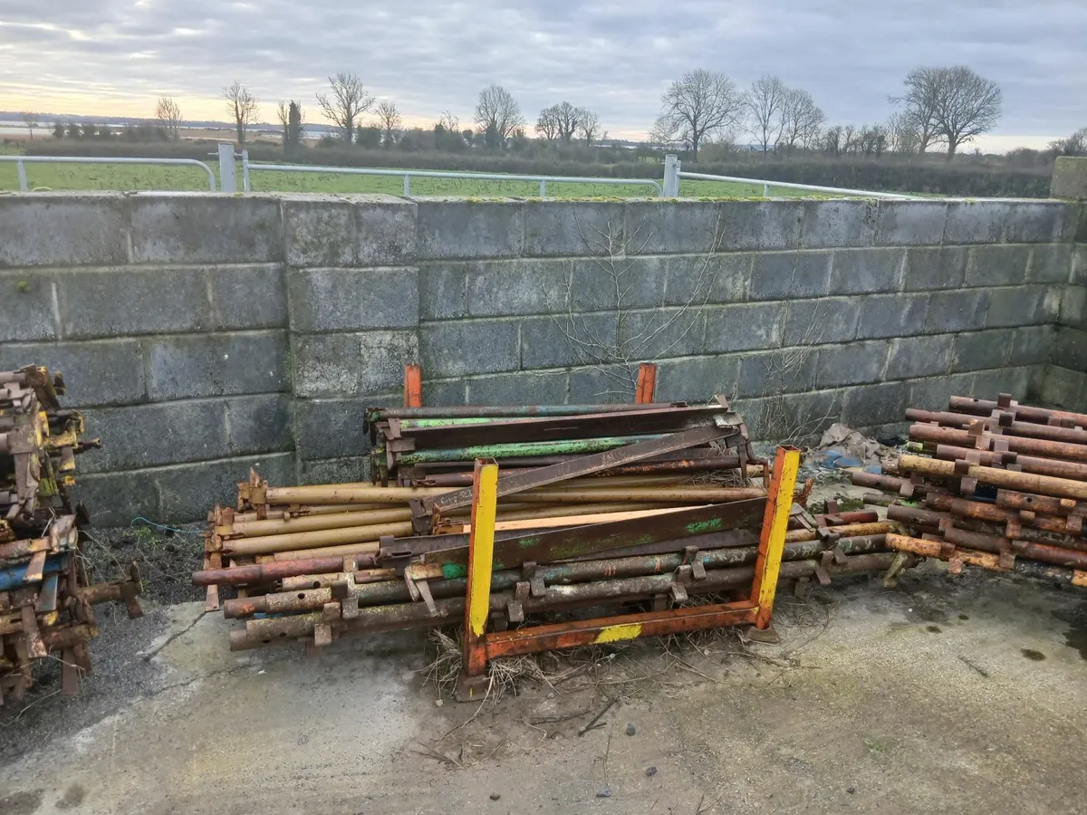 Scaffolding suitable for large bungalow - Image 2