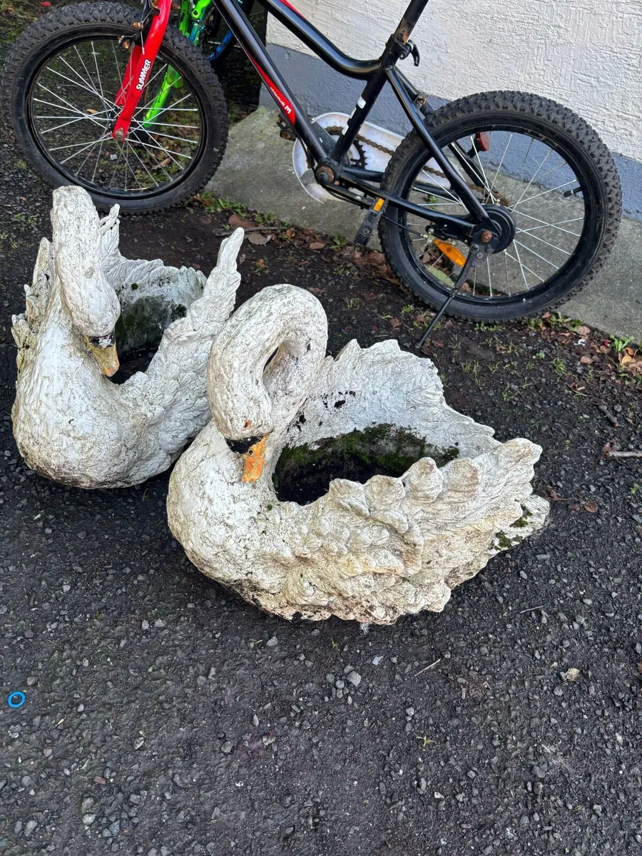 Concrete statues - Image 1