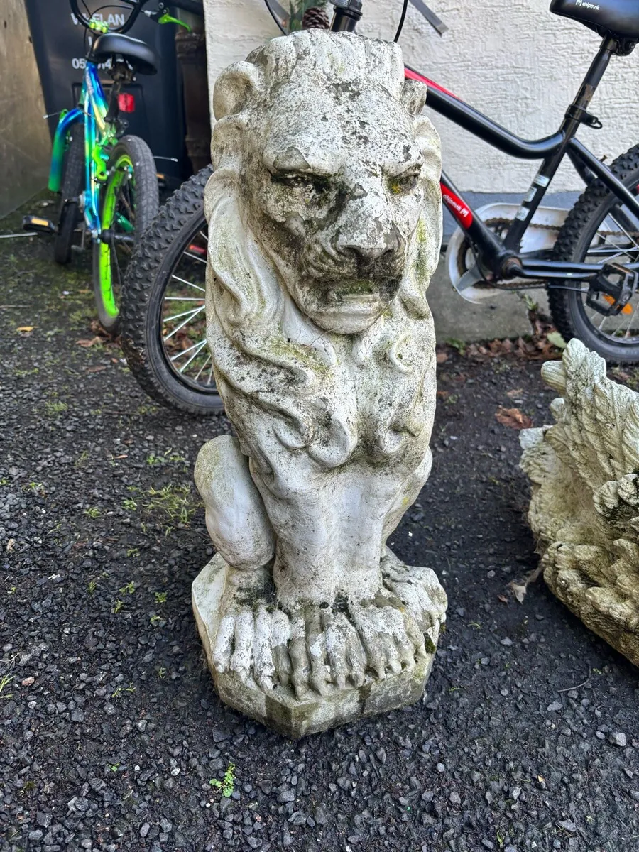 Concrete statues - Image 3