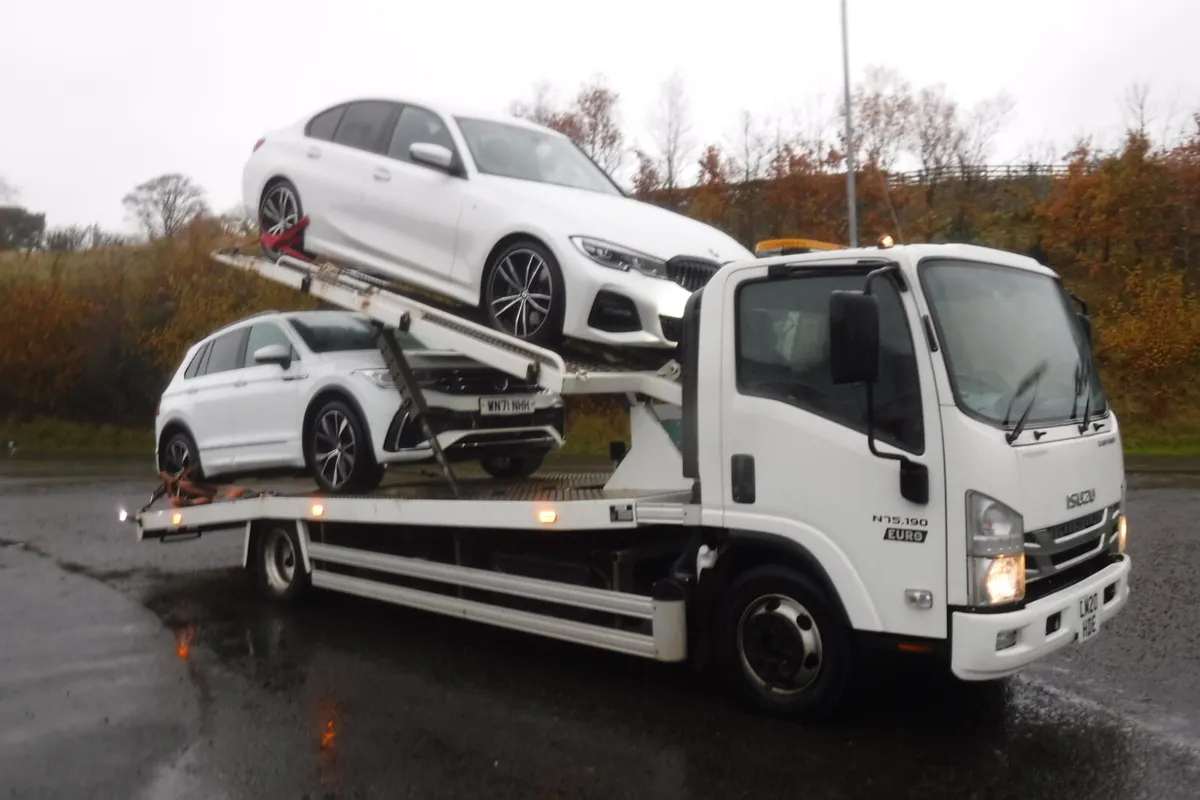 2020 Isuzu N75-190 22ft double deck transporter. - Image 2