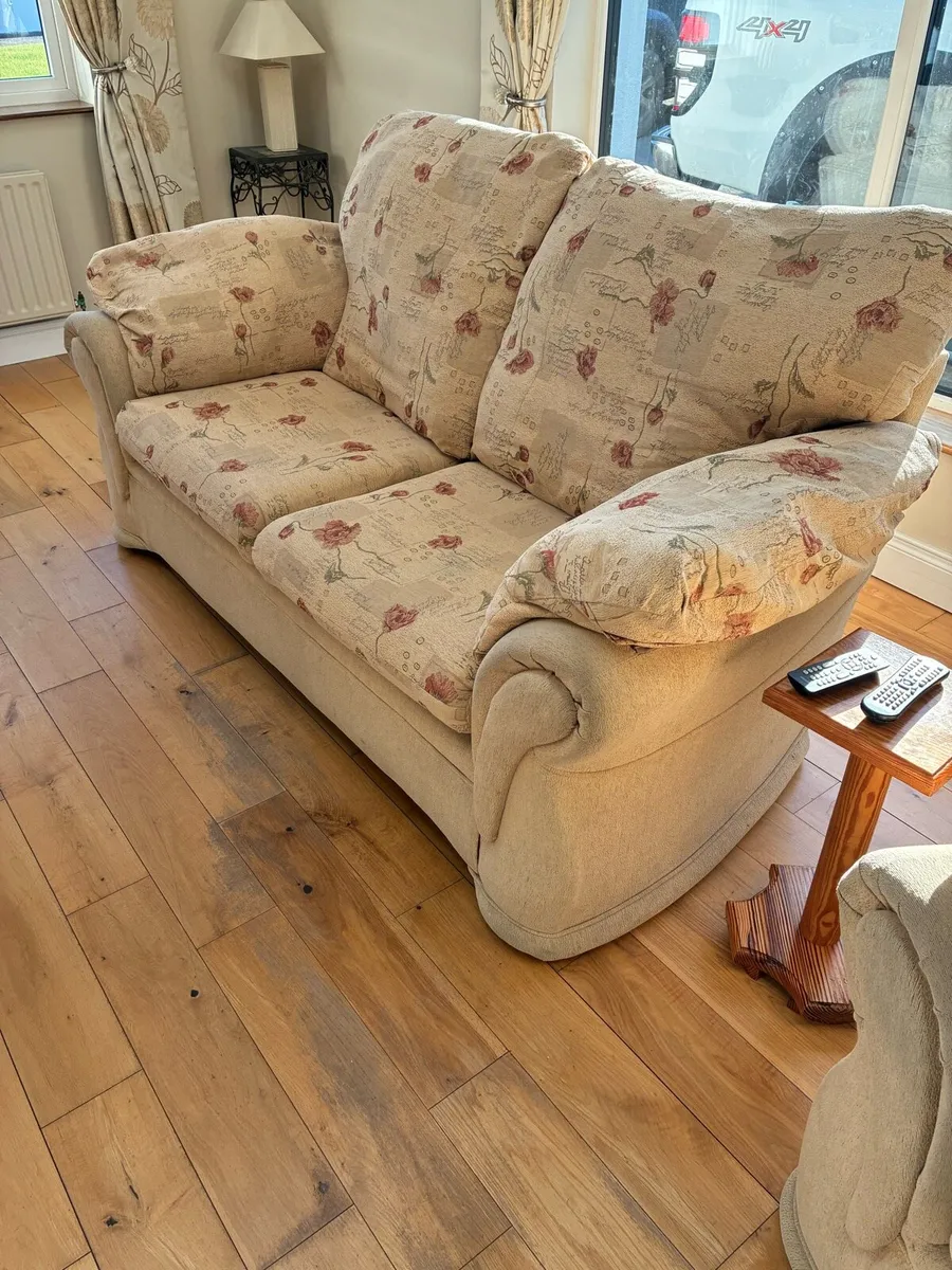 3 seater couch and 2 armchairs - Image 1