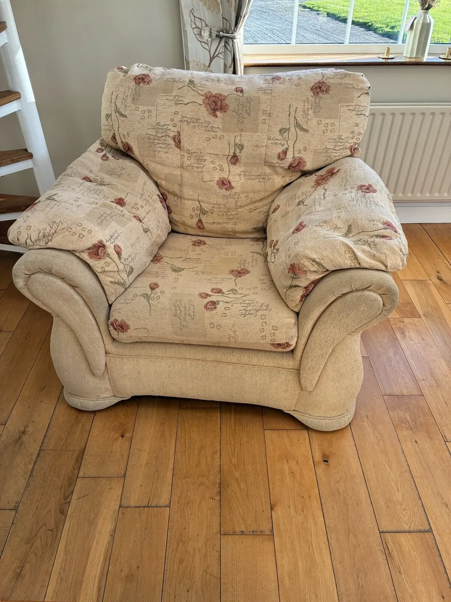 3 seater couch and 2 armchairs - Image 2