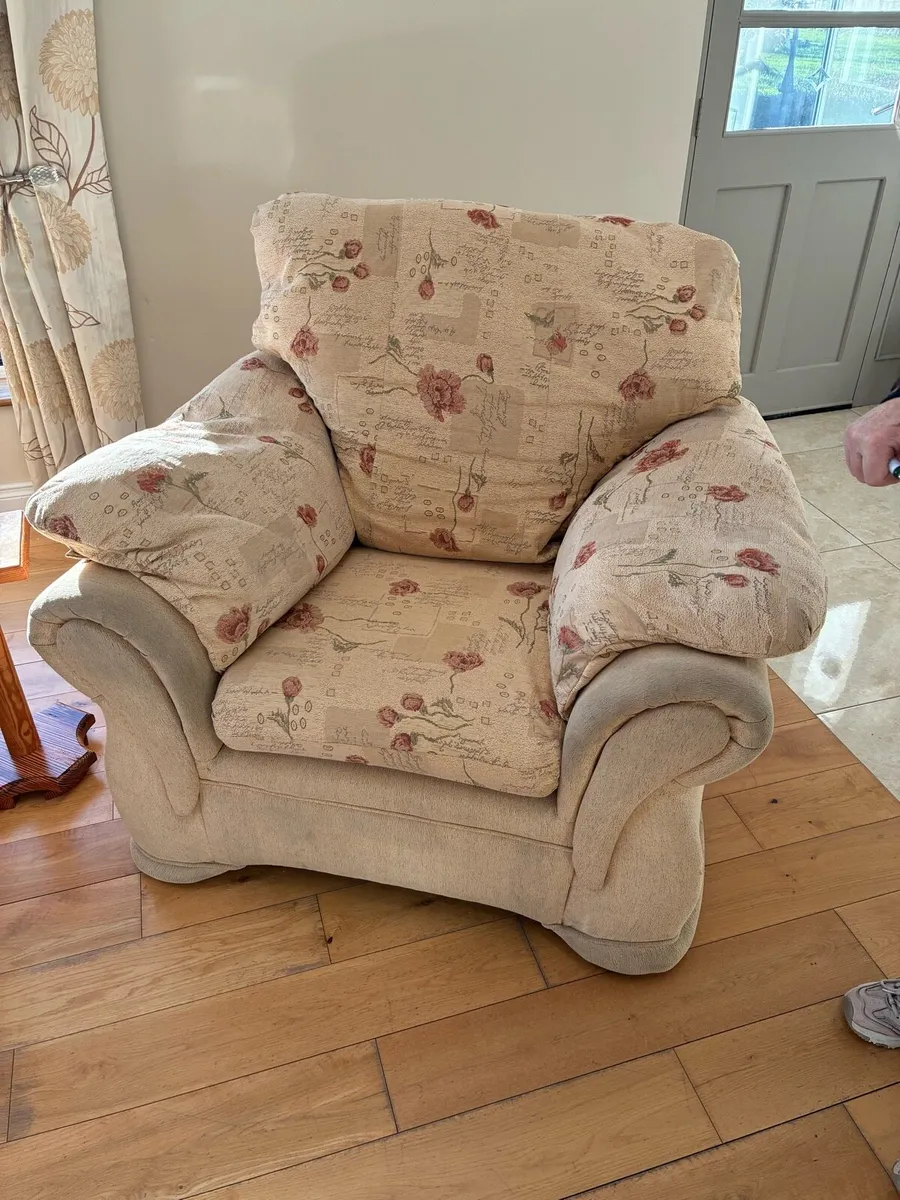 3 seater couch and 2 armchairs - Image 4