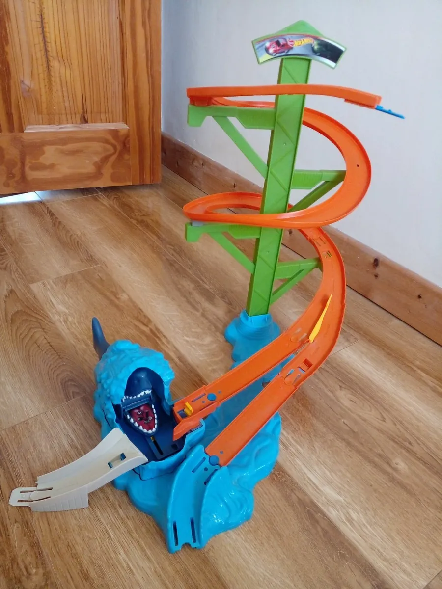 Hot Wheels Ultimate Garage Shark Attack Playset - Image 3