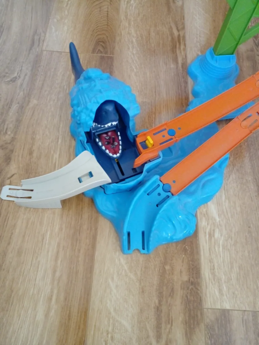 Hot Wheels Ultimate Garage Shark Attack Playset - Image 4