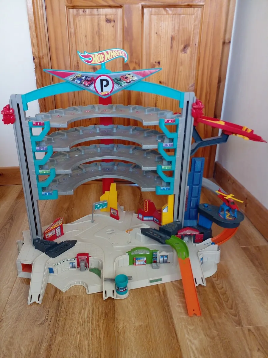 Hot Wheels Ultimate Garage Shark Attack Playset - Image 2