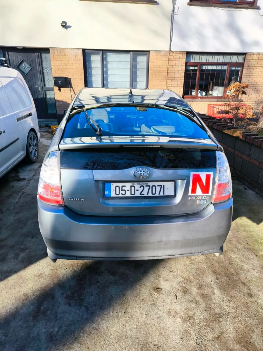 Toyota prius 05 Hybrid - Image 2