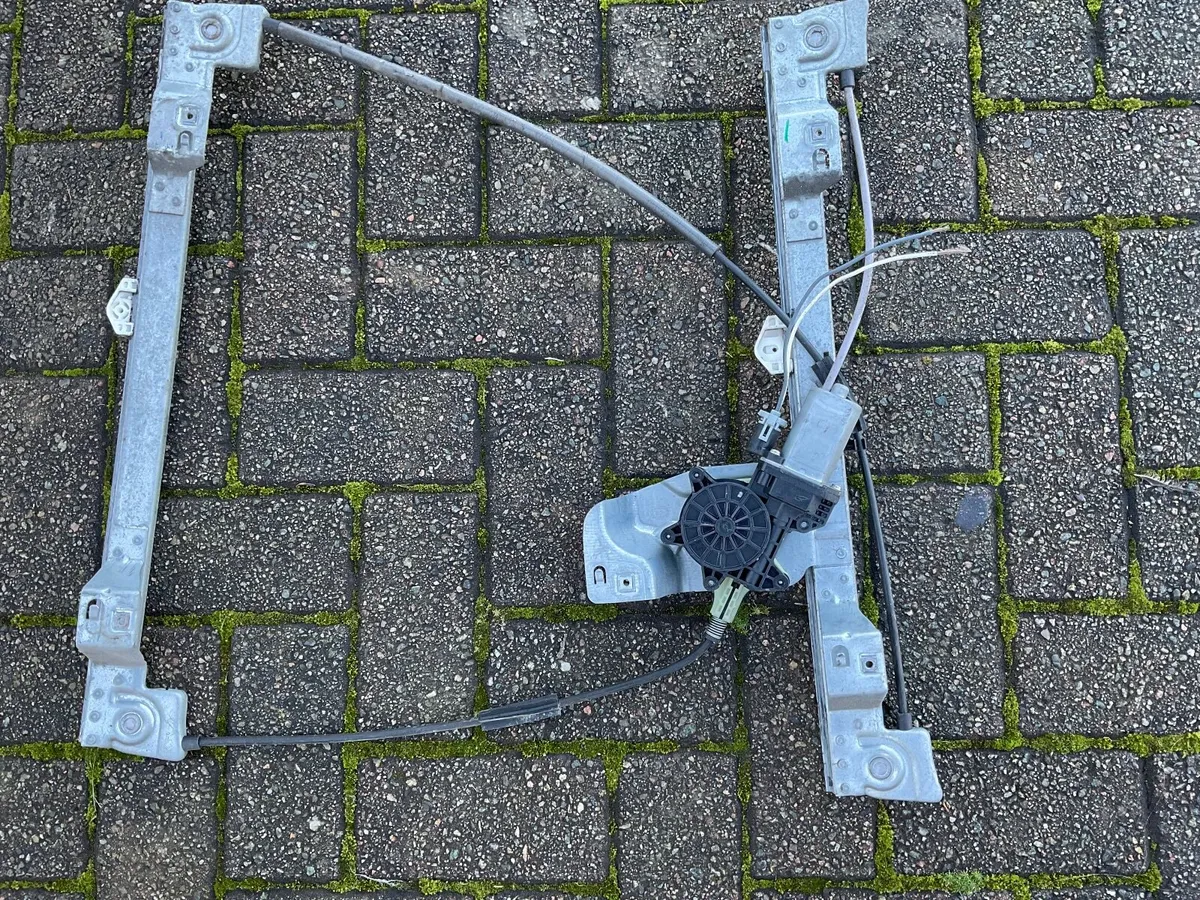 Kangoo 192 drivers window winder - Image 1