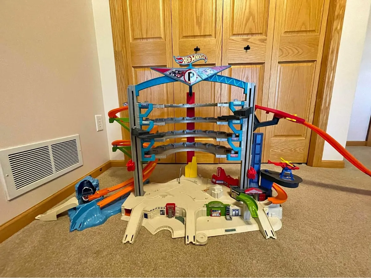 Hot Wheels Ultimate Garage Shark Attack Playset - Image 1