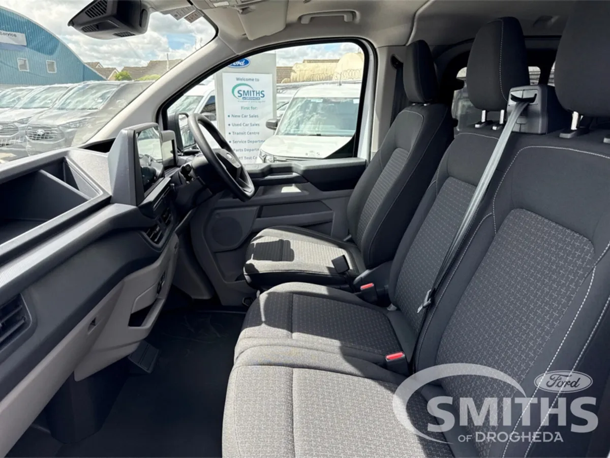 Ford Transit Custom DCIV TREND 2.5 232PS PHEV LWB - Image 4
