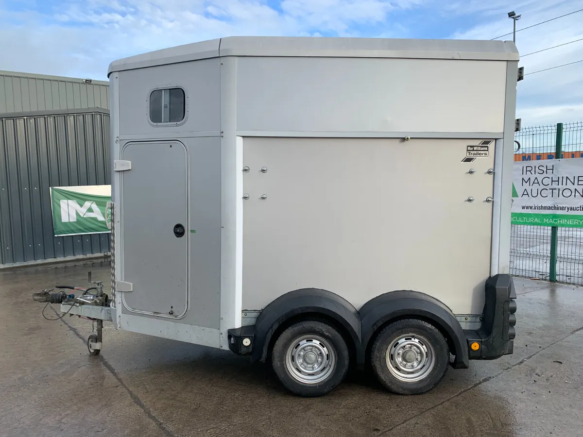 IFOR WILLIAMS HB506 TWIN AXLE HORSE BOX FOR AUCT - Image 2