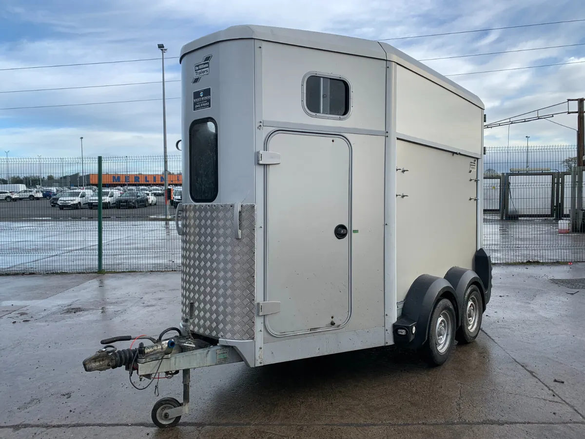 IFOR WILLIAMS HB506 TWIN AXLE HORSE BOX FOR AUCT - Image 1