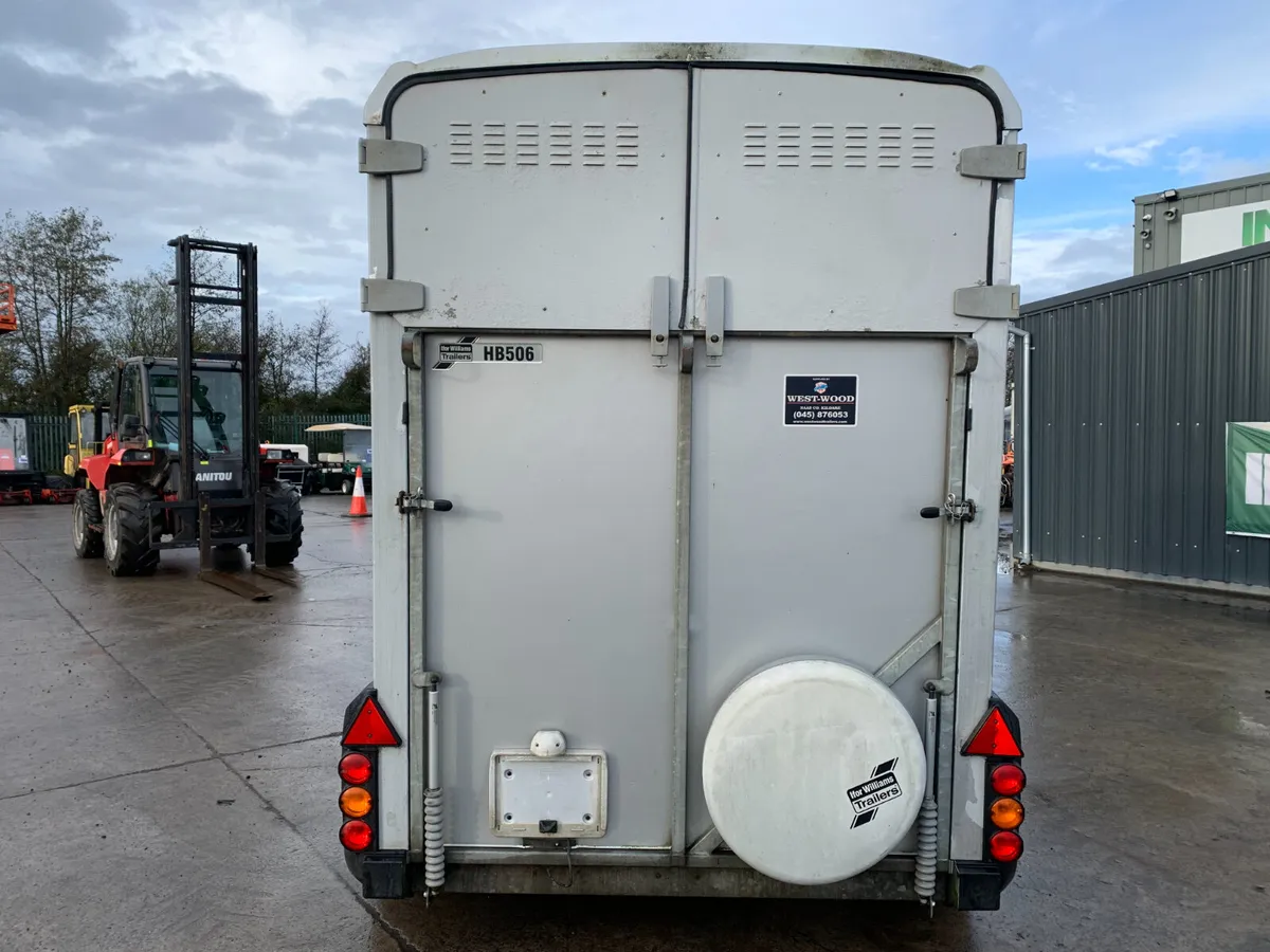 IFOR WILLIAMS HB506 TWIN AXLE HORSE BOX FOR AUCT - Image 4