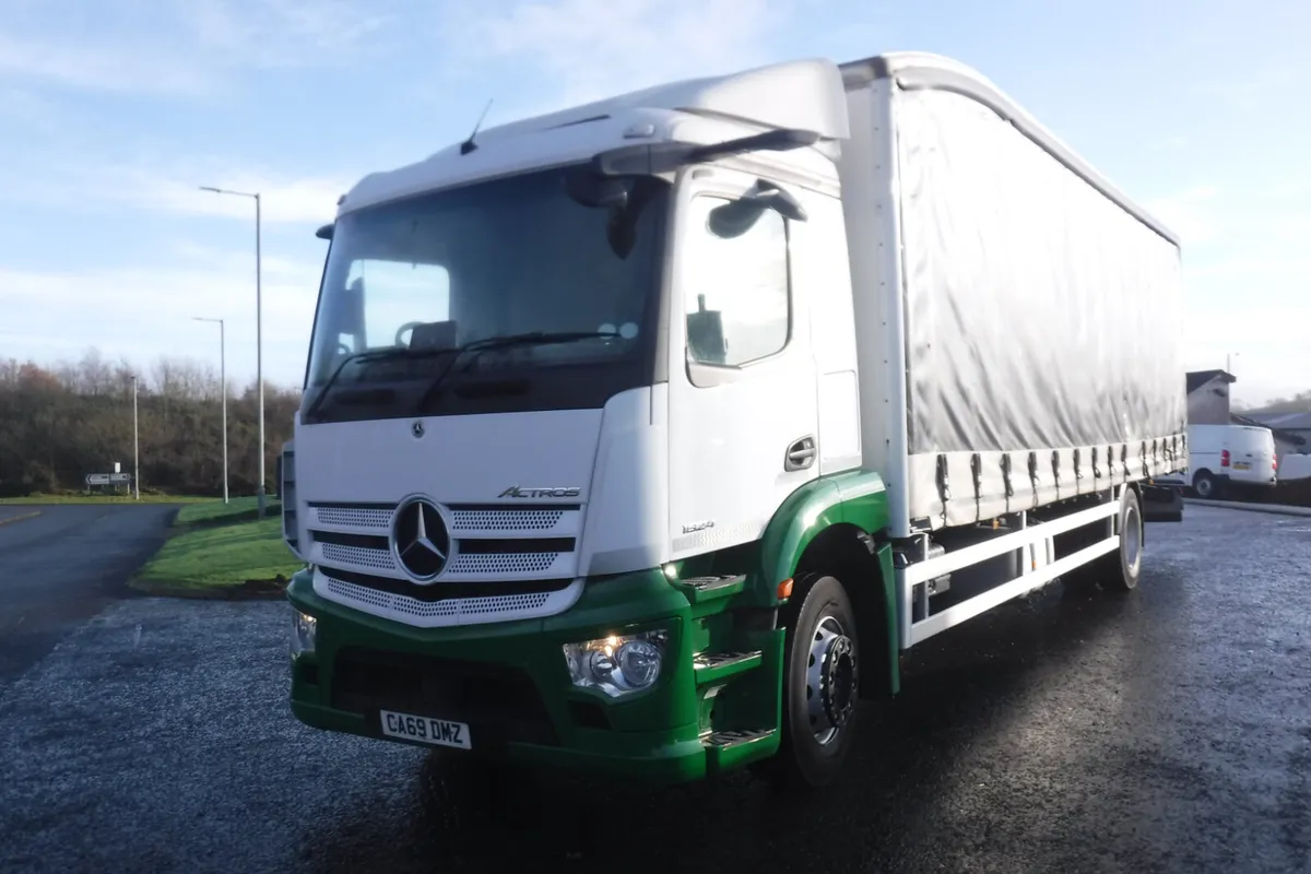 Mercedes 18-24 30ft curtainsider barn doors 2020 . - Image 2