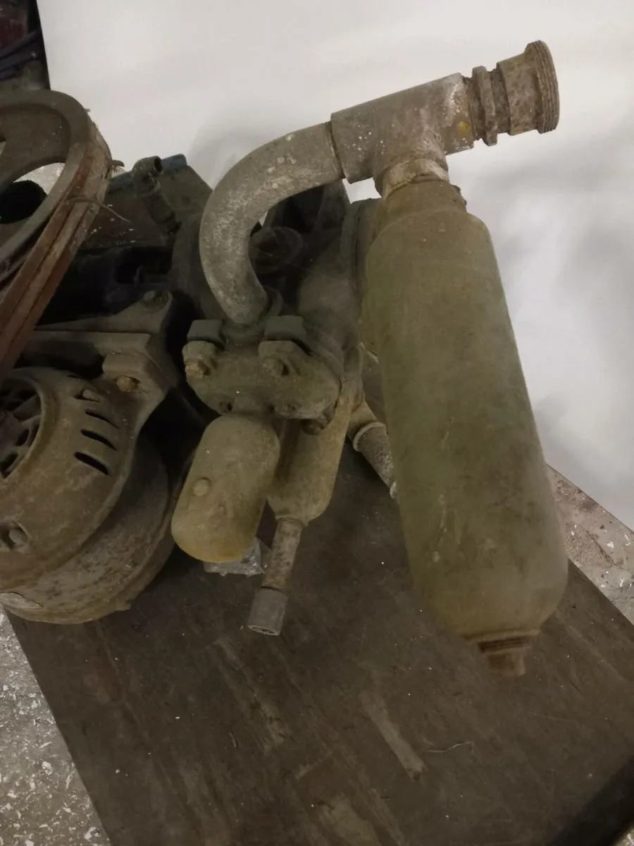 Old Water Pump - Image 4