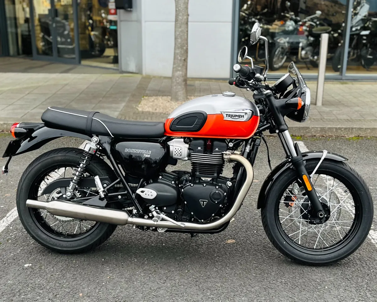 TRIUMPH BONNEVILLE T100 LOW MILEAGE - Image 1