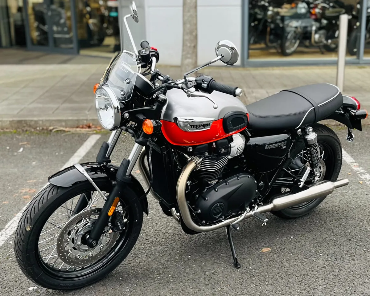 TRIUMPH BONNEVILLE T100 LOW MILEAGE - Image 3
