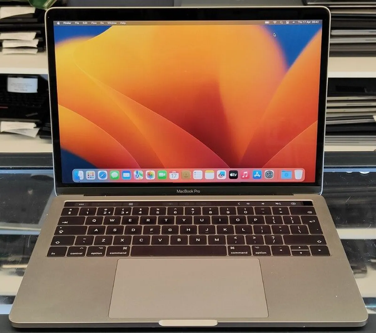 Apple MacBook Pro 13" TOUCH BAR/ Mid 2017 Silver i7 3.5GHz 16GB 5500GB SSD A1706 (Battery Cycle: 250) - Image 1