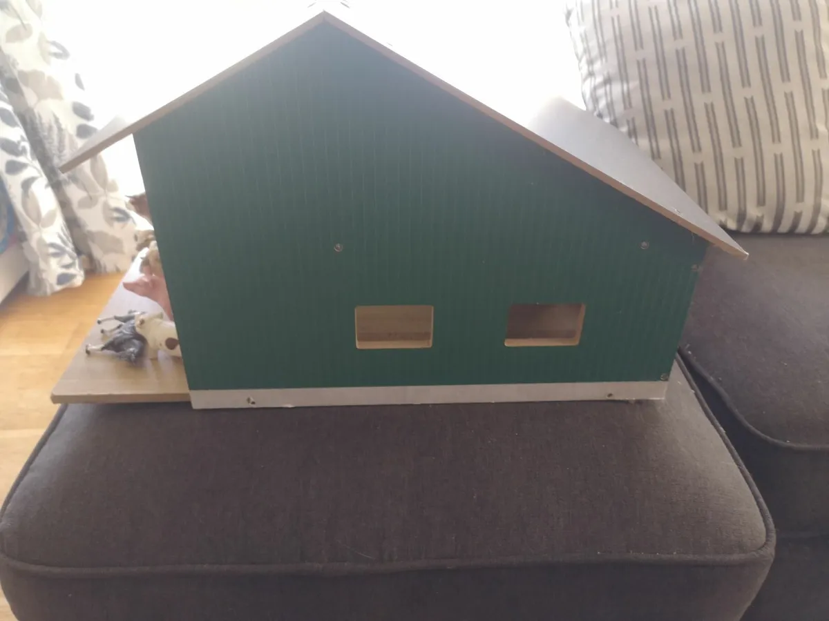 Kids Globe wooden farm shed - Image 3