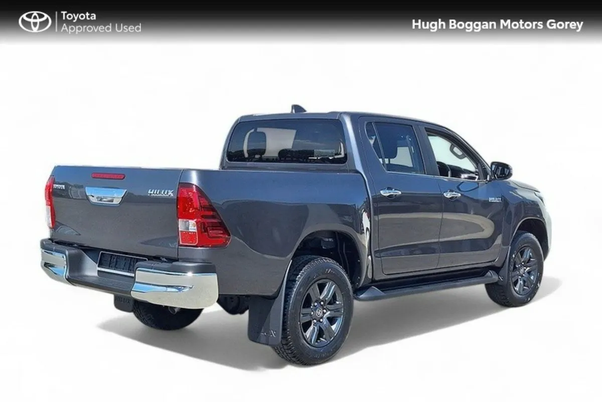 Toyota Hilux 2.8 SR5 Manual - Image 2