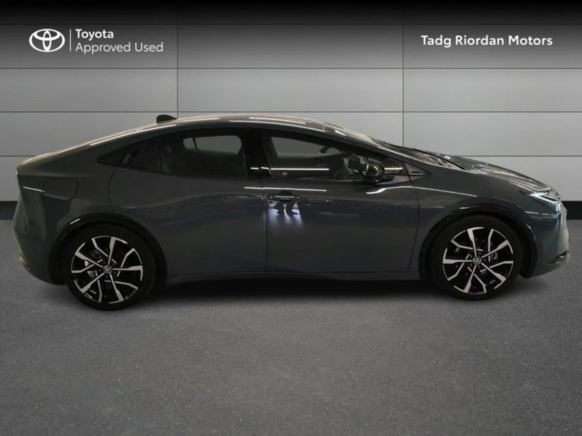 Toyota Prius PLUG-IN HYBRID - Image 3