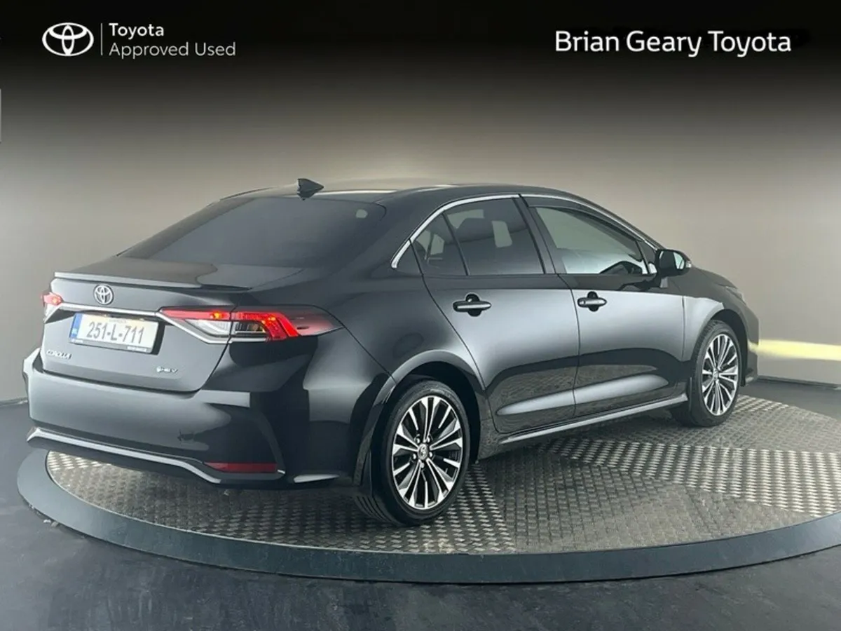 Toyota Corolla HYBRID LUNA SPORT SALOON - Image 2