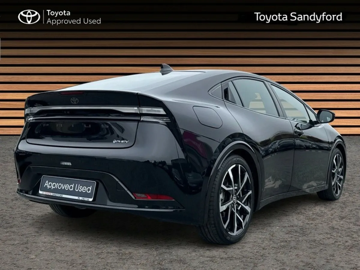 Toyota Prius LEATHER HEATED SEATS // REAR CAMERA & - Image 2