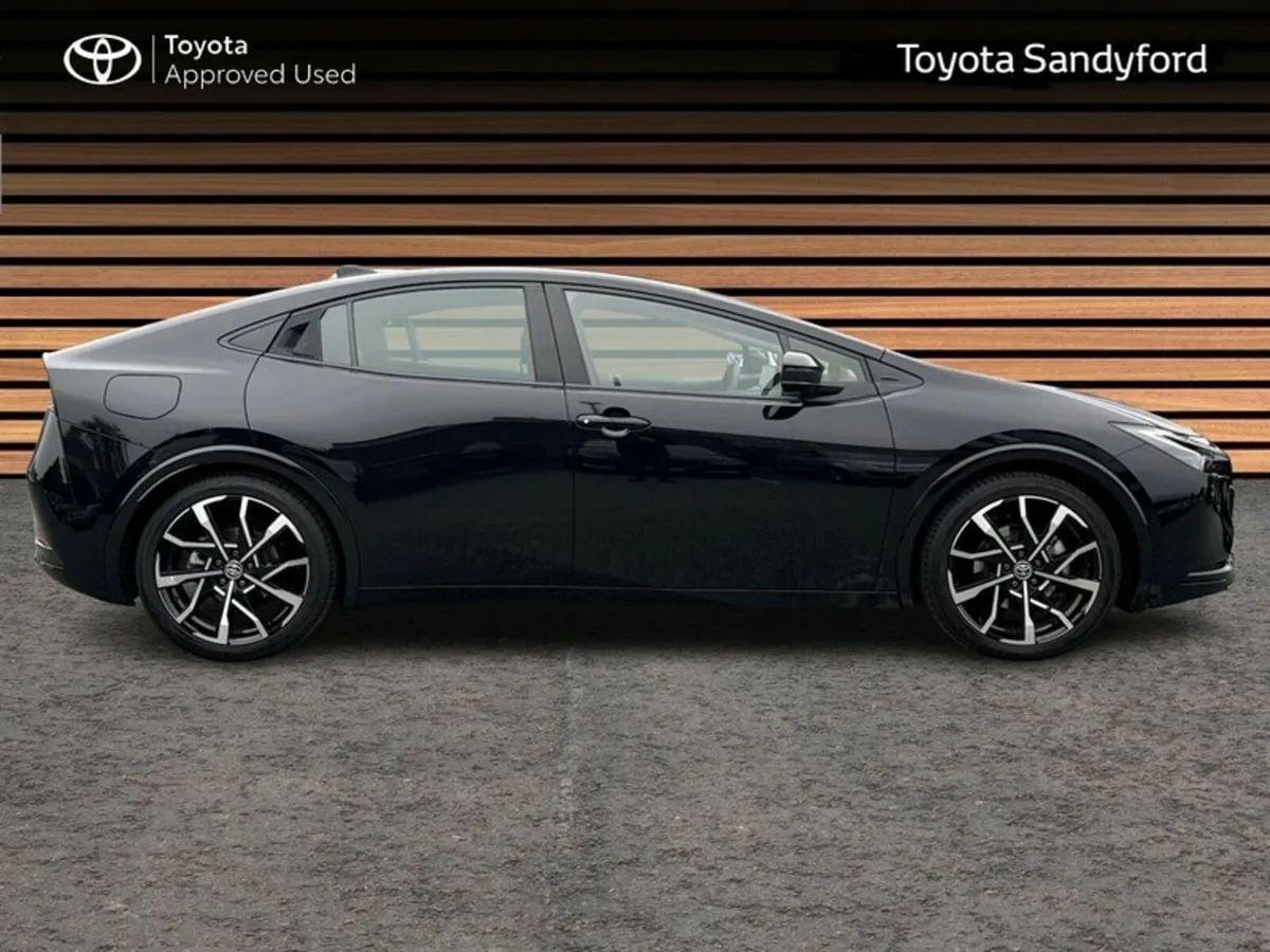 Toyota Prius LEATHER HEATED SEATS // REAR CAMERA & - Image 3
