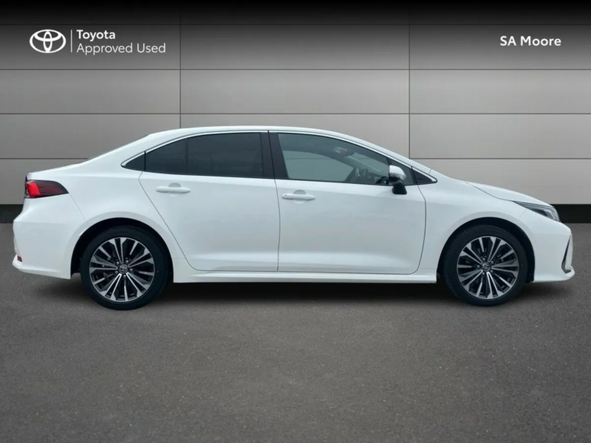 Toyota Corolla HYBRID LUNA SPORT SALOON - Image 3