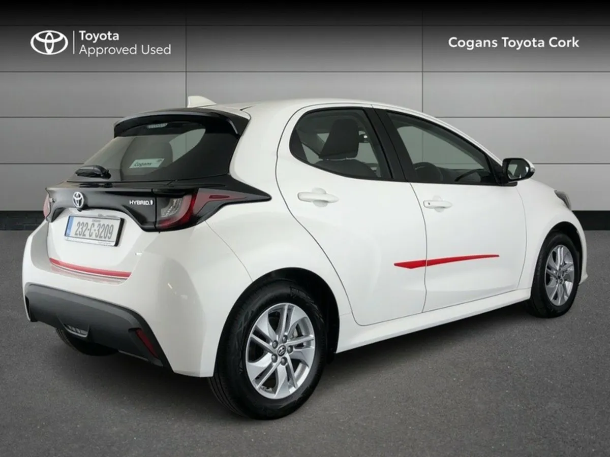 Toyota Yaris YARIS 1.5 HYBRID LUNA - Image 2