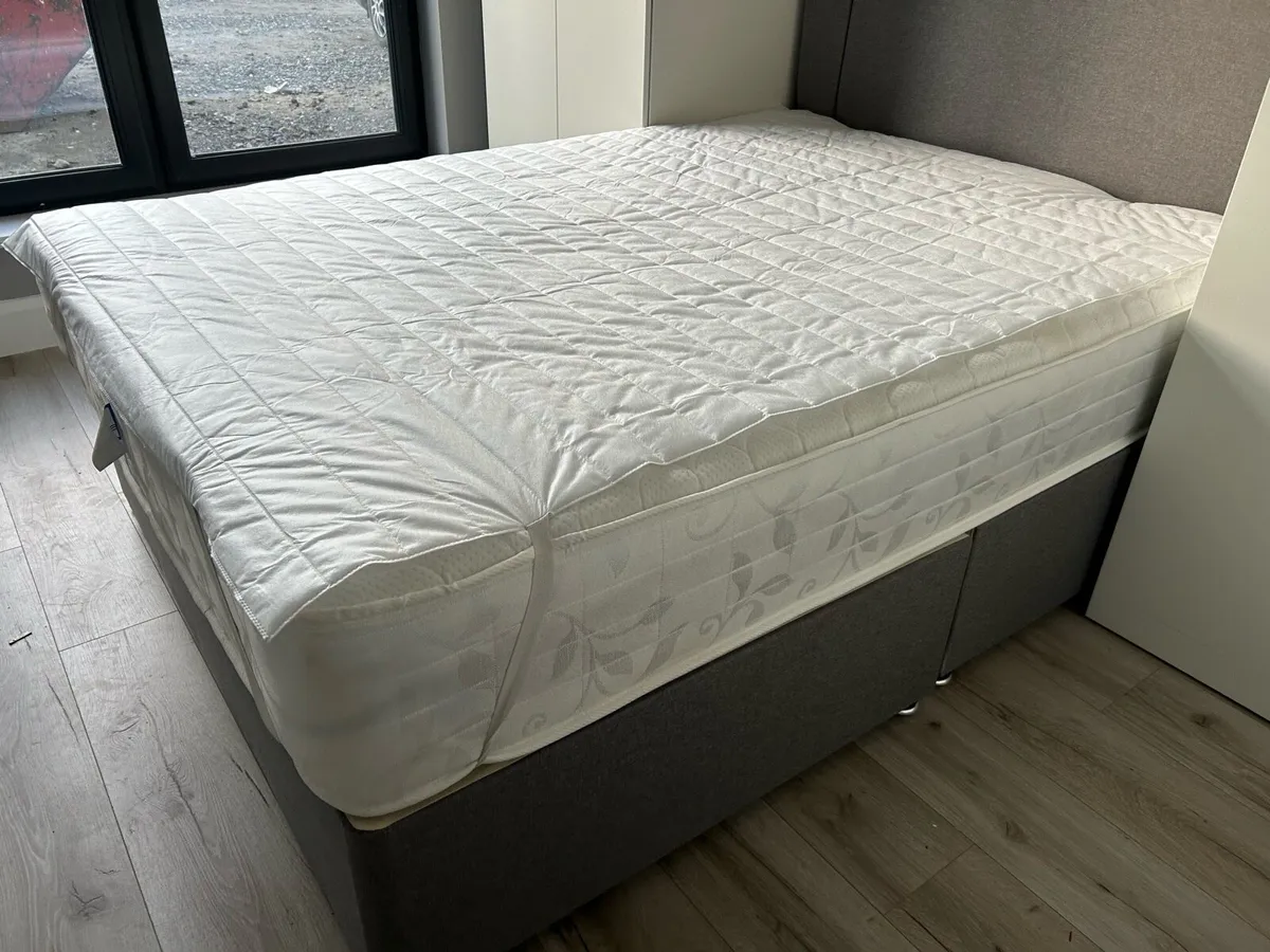 4ft 6” matress, base and h/board as new never used - Image 4