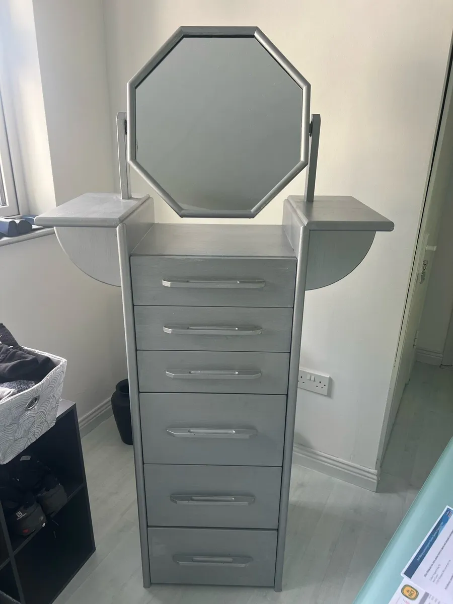Solid chest of drawers with revolving mirror - Image 1