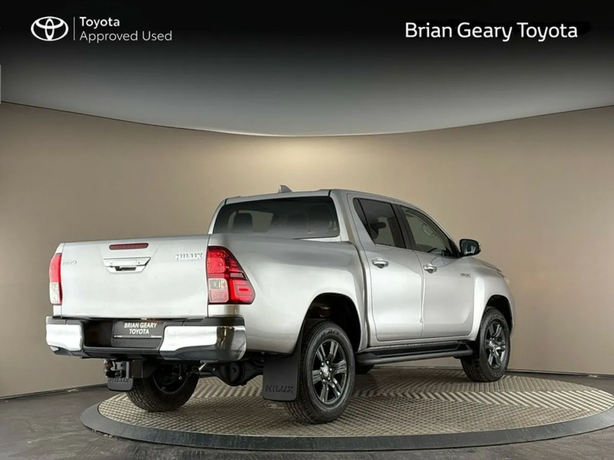 Toyota Hilux 2.8 SR5 Manual - Image 2