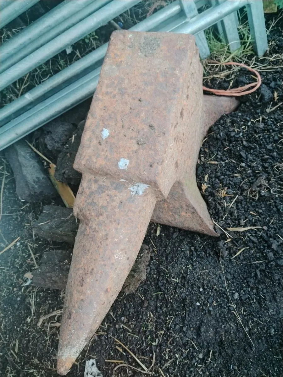 Transport box and anvil - Image 1