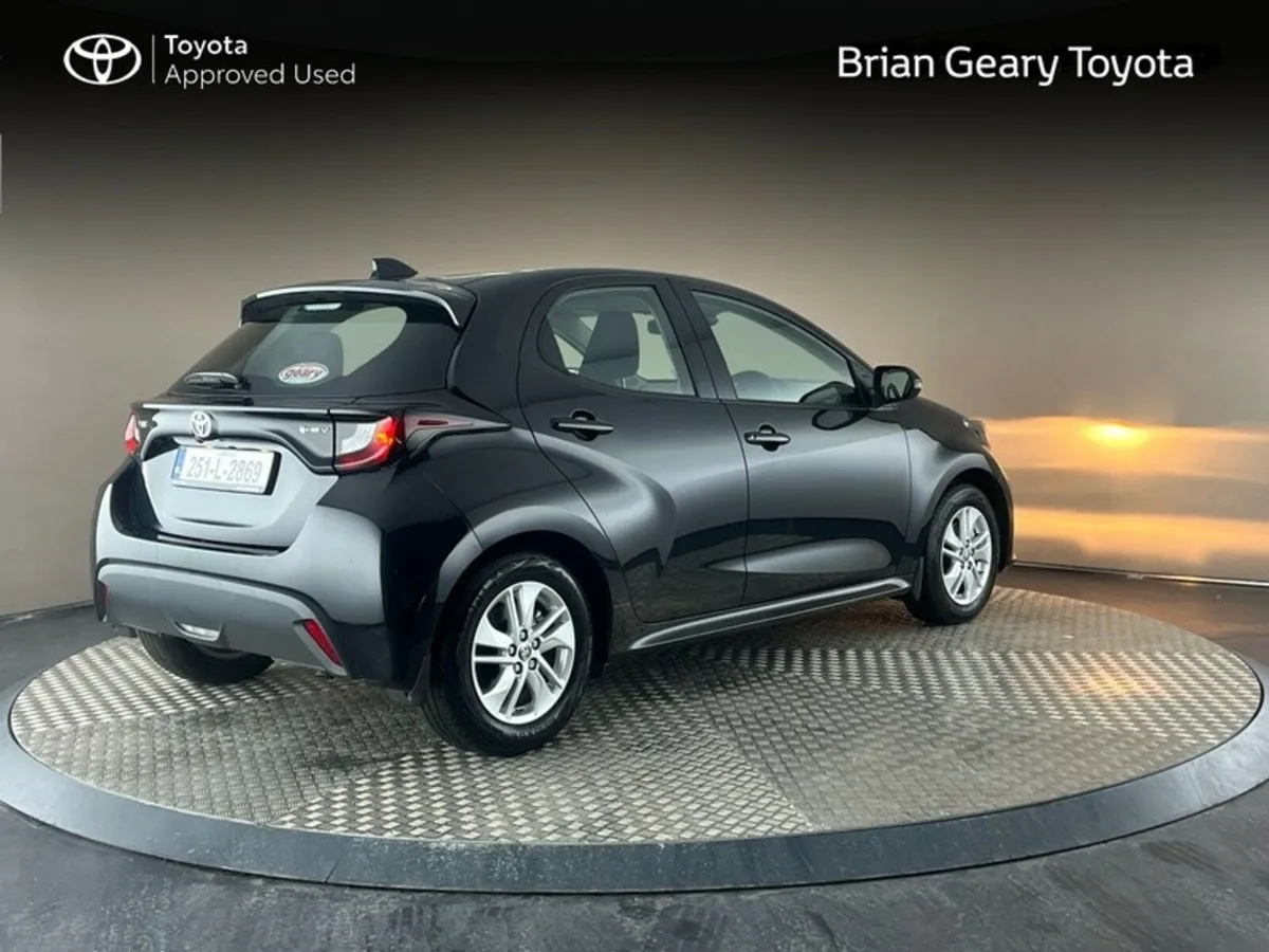 Toyota Yaris HYBRID LUNA - Image 2