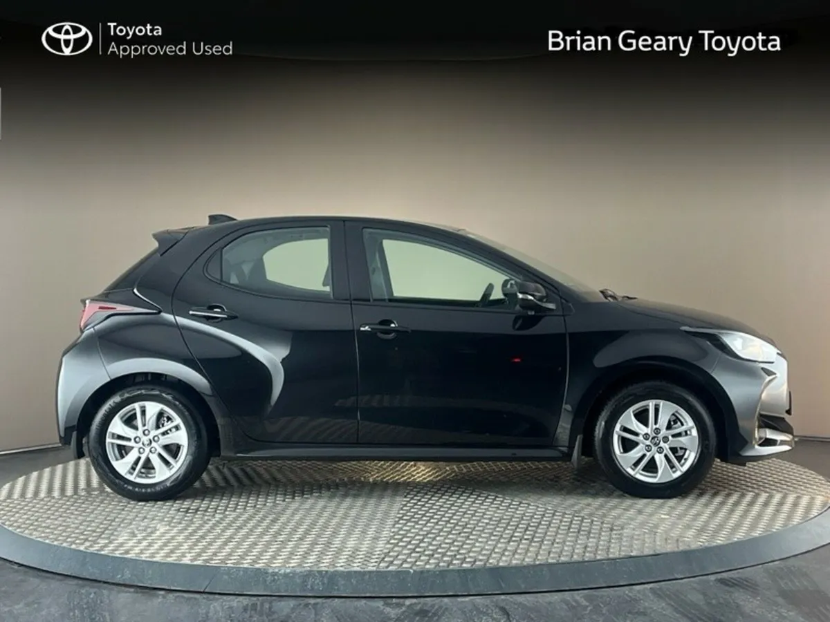 Toyota Yaris HYBRID LUNA - Image 3