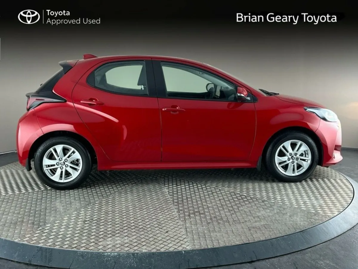 Toyota Yaris HYBRID LUNA - Image 3