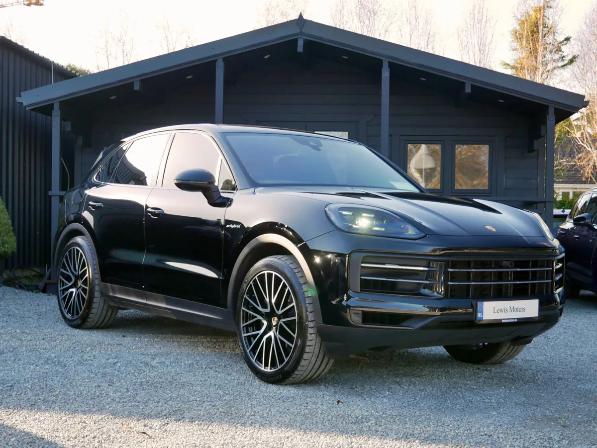 2024 Porsche Cayenne Hybrid, Sunroof, Bose, TowBar - Image 1