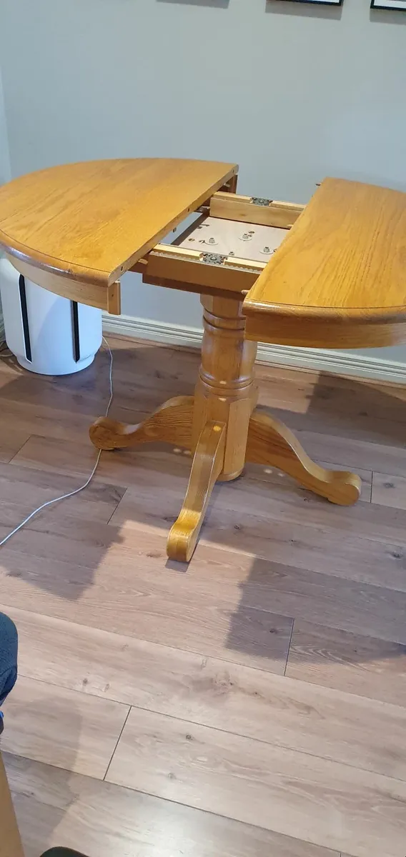 Extendable Dining table and 4 chairs - Image 1