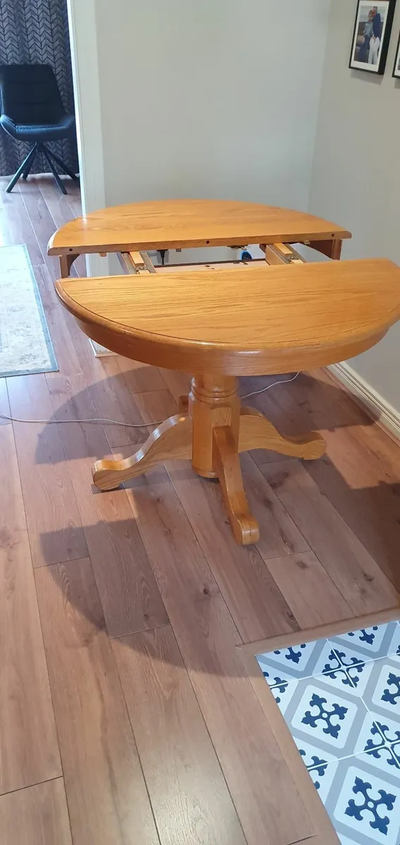 Extendable Dining table and 4 chairs - Image 3