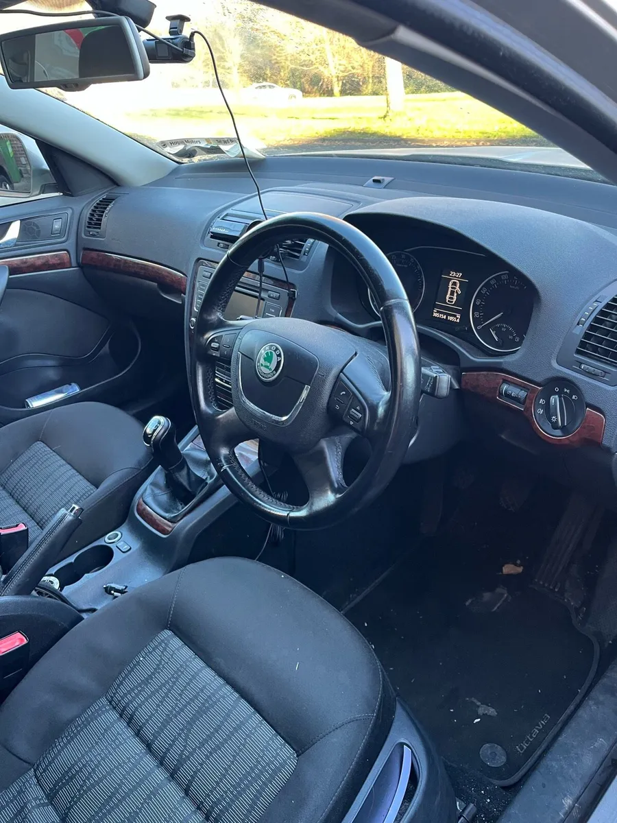 Škoda Octavia 2011 • 1.6 TDI • Luxury Trim • 105hp - Image 2