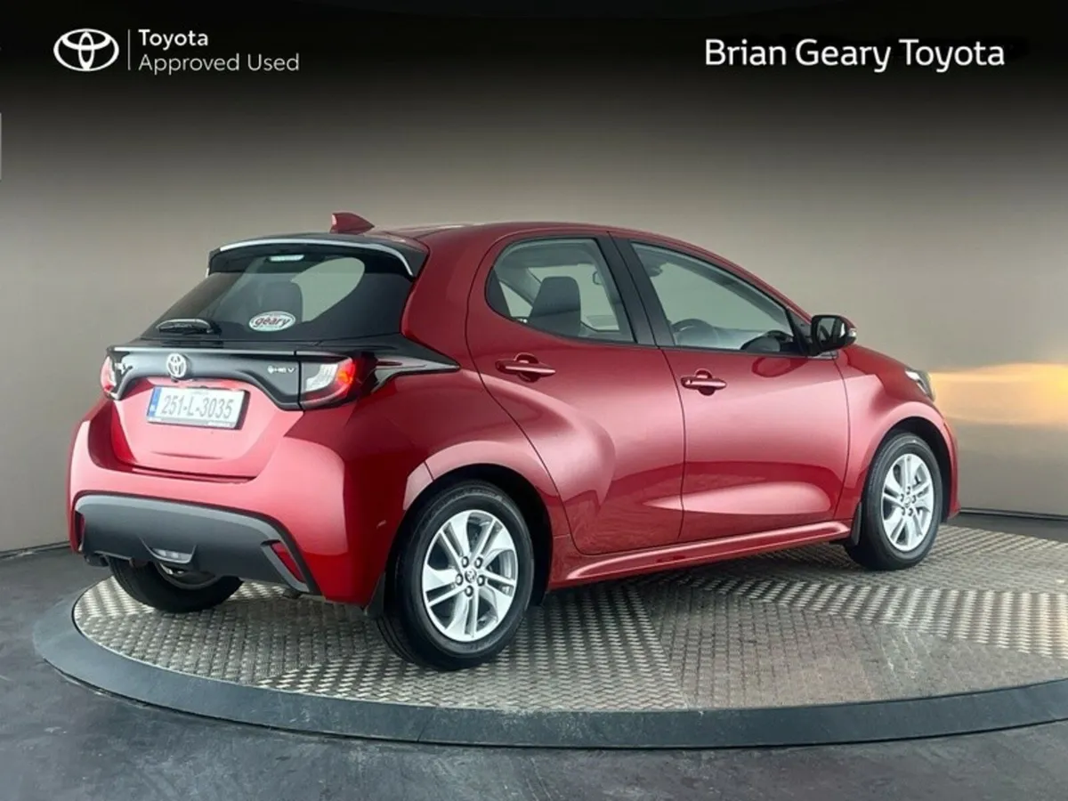 Toyota Yaris HYBRID LUNA - Image 2