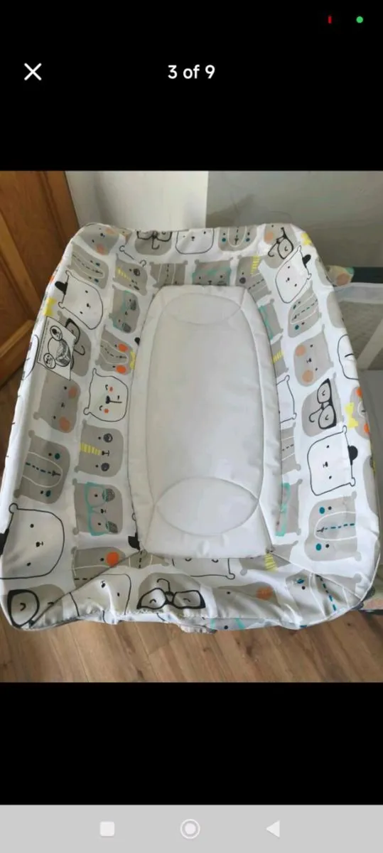 Baby travel cot, newborn inserts and change pad - Image 3