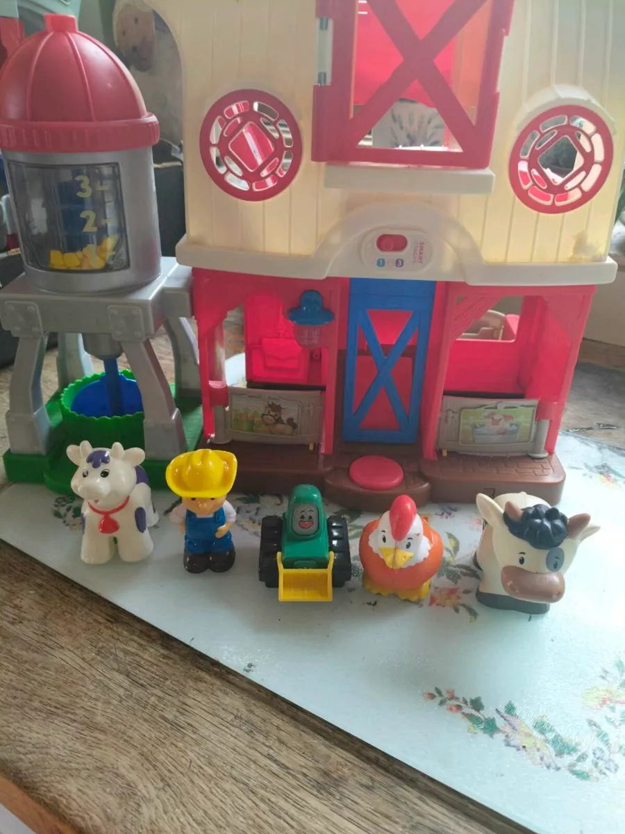 Farm set with with animals etc like new - Image 2