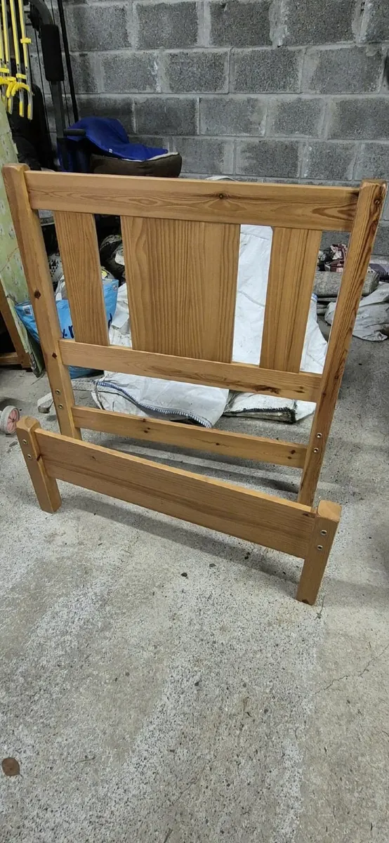 Solid timber single bed frame - Image 1