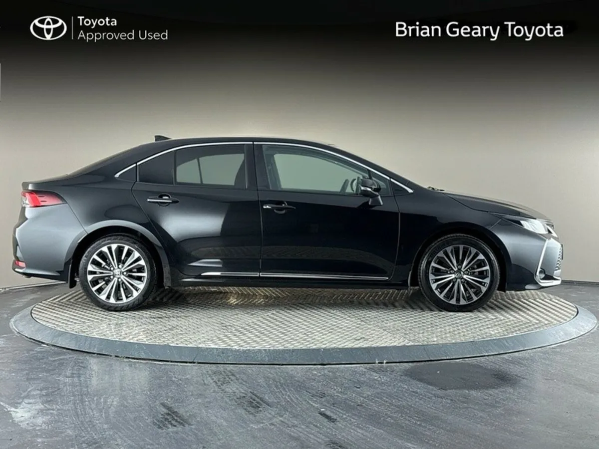 Toyota Corolla HYBRID LUNA SPORT SALOON - Image 3