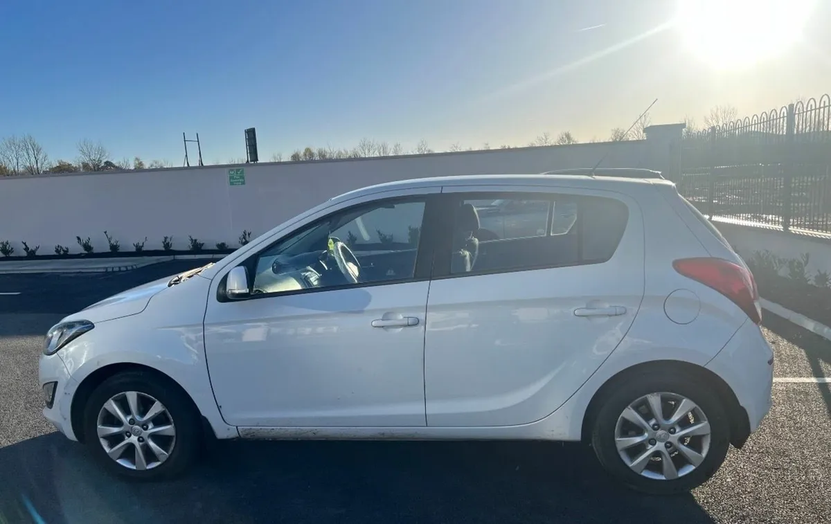 Hyundai i20 Automatic - Image 4