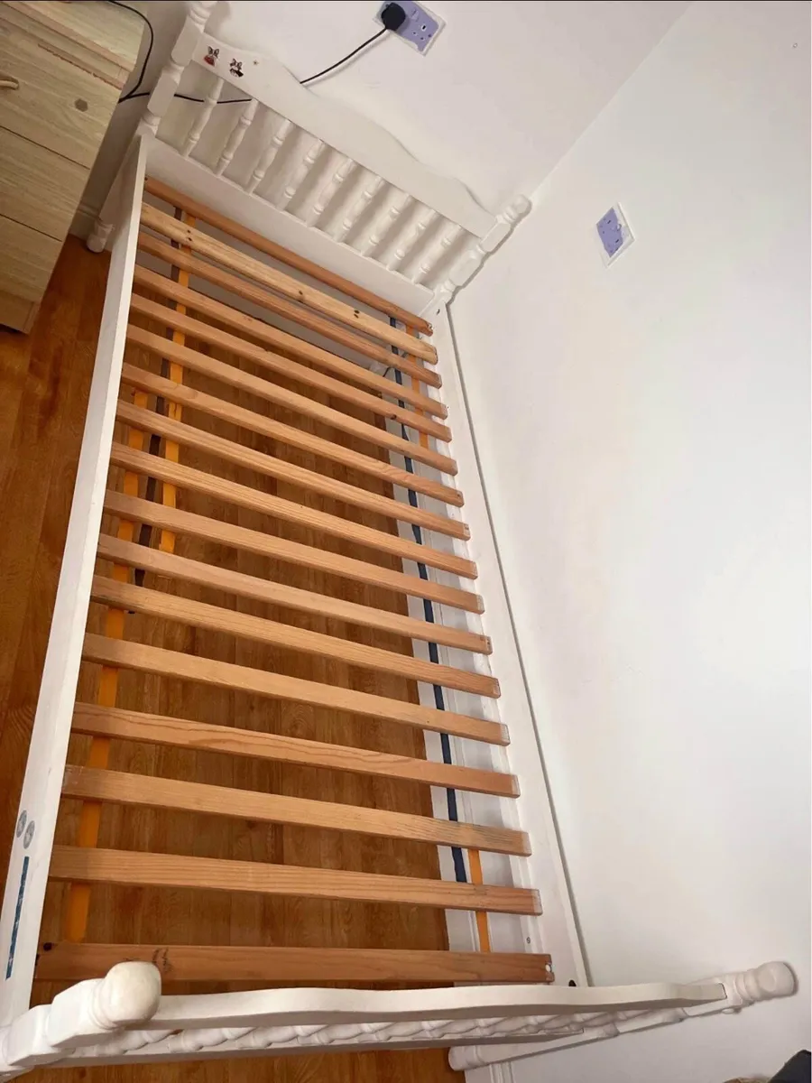White Single Wooden Bed In Good Condition