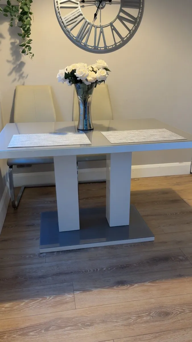 Dining table - Image 1