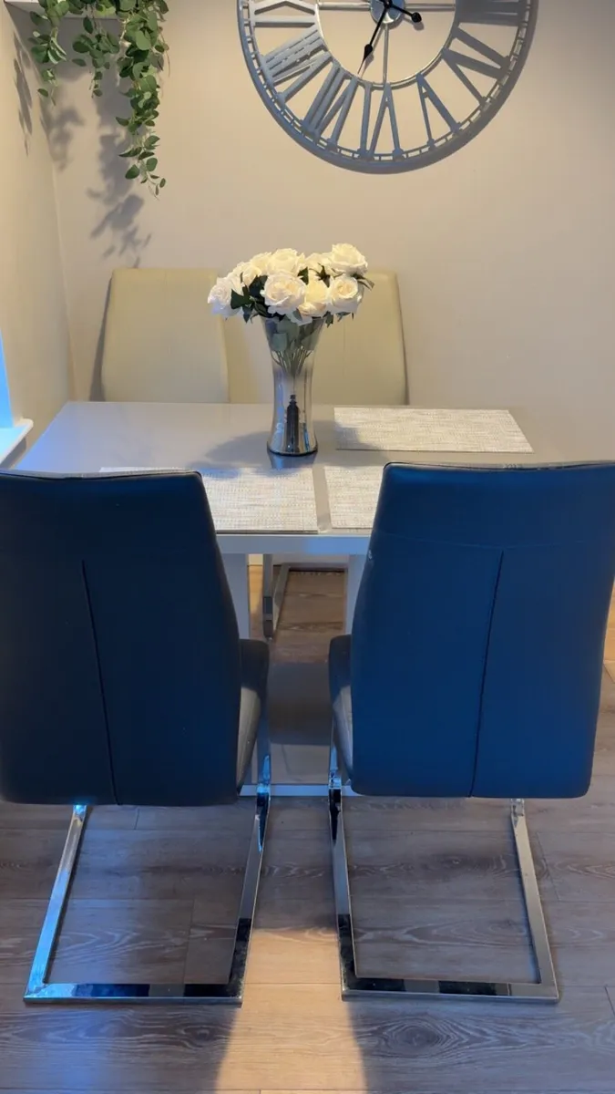 Dining table - Image 3